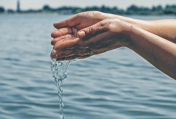 Al degradarse el ambiente, las consecuencias del cambio climático sumadas al crecimiento demográfico y la rápida urbanización, entre otros factores, aumentan los desafíos considerables para la seguridad hídrica. Al degradarse el ambiente, las consecuencias del cambio climático sumadas al crecimiento demográfico y la rápida urbanización, entre otros factores, aumentan los desafíos considerables para la seguridad hídrica.