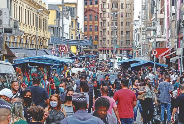 Personas transita por la calle 25 de Marzo, una vía de gran movimiento comercial, en el centro de Sao Paulo, Brasil. Personas transita por la calle 25 de Marzo, una vía de gran movimiento comercial, en el centro de Sao Paulo, Brasil.