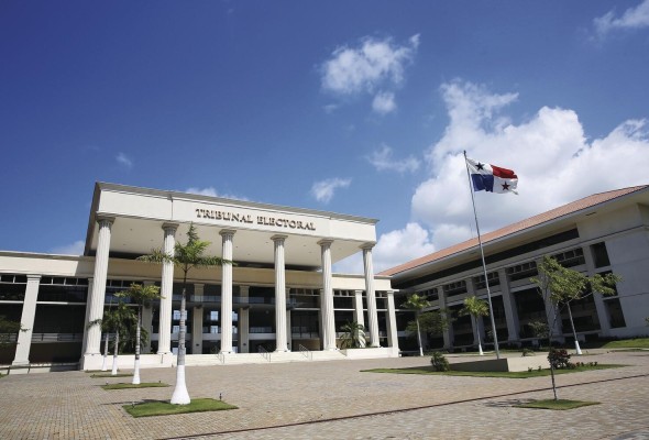 El Tribunal Electoral deberá convocar a una elección de los constituyentes y a un referéndum para aprobar o rechazar los nuevos cambios a la Constitución. El Tribunal Electoral deberá convocar a una elección de los constituyentes y a un referéndum para aprobar o rechazar los nuevos cambios a la Constitución.