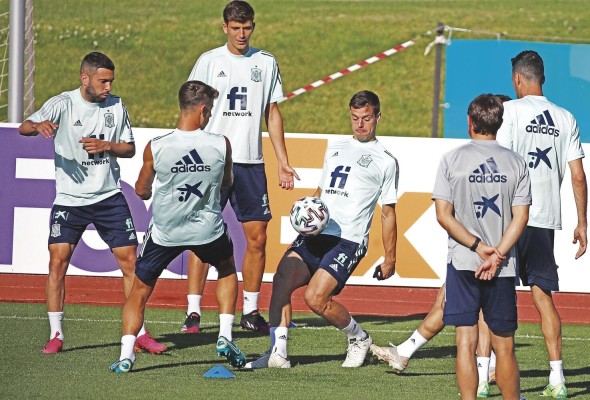 Los jugadores de la selección española de fútbol durante el entrenamiento en la Ciudad del Fútbol de Las Rozas, preparatorio para el partido de octavos de final de la Eurocopa que les enfrenta a Croacia. Los jugadores de la selección española de fútbol durante el entrenamiento en la Ciudad del Fútbol de Las Rozas, preparatorio para el partido de octavos de final de la Eurocopa que les enfrenta a Croacia.