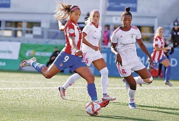 La jugadora del Atlético de Madrid Deyna Castellano, con el balón durante el partido de la quinta jornada de liga femenina Iberdrola. La jugadora del Atlético de Madrid Deyna Castellano, con el balón durante el partido de la quinta jornada de liga femenina Iberdrola.