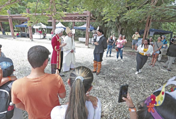 Los visitantes observan de cerca las escenas de la gira teatralizada en el sitio de Panamá Viejo. Los visitantes observan de cerca las escenas de la gira teatralizada en el sitio de Panamá Viejo.