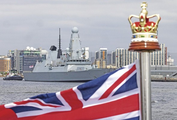 El HMS Diamond, un destructor de defensa aérea de la Marina Real del Reino Unido, llegó a Londres para la coronación de Carlos III y Camila de Gran Bretaña. El HMS Diamond, un destructor de defensa aérea de la Marina Real del Reino Unido, llegó a Londres para la coronación de Carlos III y Camila de Gran Bretaña.