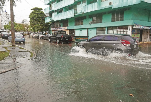 El documento enfatiza que el 40% de la población del país vive en el área metropolitana de la ciudad de Panamá, una situación que requiere el entendimiento de las vulnerabilidades físicas. El documento enfatiza que el 40% de la población del país vive en el área metropolitana de la ciudad de Panamá, una situación que requiere el entendimiento de las vulnerabilidades físicas.