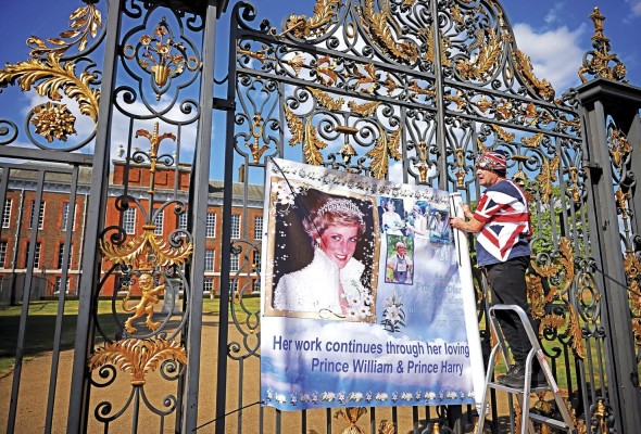 Fan coloca un póster de la princesa en la puerta del palacio de Kensington en Londres Fan coloca un póster de la princesa en la puerta del palacio de Kensington en Londres