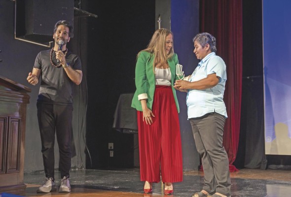 Entrega del reconocimiento a Elsa Martínez Entrega del reconocimiento a Elsa Martínez
