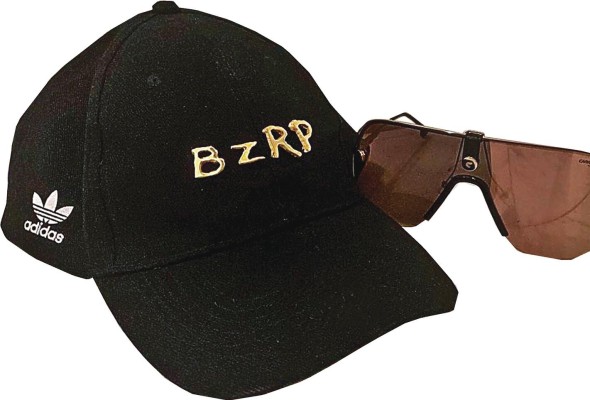 Los lentes de sol y gorra característicos de Bizzarap Los lentes de sol y gorra característicos de Bizzarap