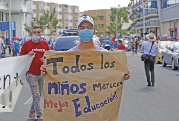 Marchan para exigir una 'educación digna' Marchan para exigir una 'educación digna'