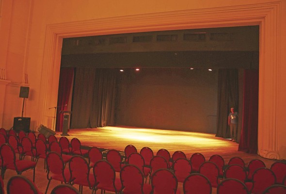Los teatros son centros de entretenimiento cultural y artístico. Los teatros son centros de entretenimiento cultural y artístico.
