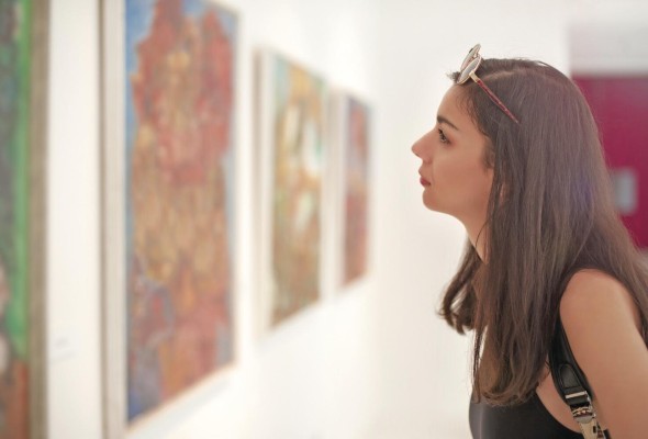 Podríamos, desde otro punto de vista, considerar el arte como un modo de “catarsis” que implica la participación del espectador al identificarse emocionalmente con la obra. Podríamos, desde otro punto de vista, considerar el arte como un modo de “catarsis” que implica la participación del espectador al identificarse emocionalmente con la obra.