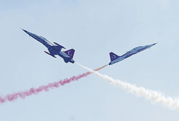 Aviones militares participan en el homenaje. Aviones militares participan en el homenaje.