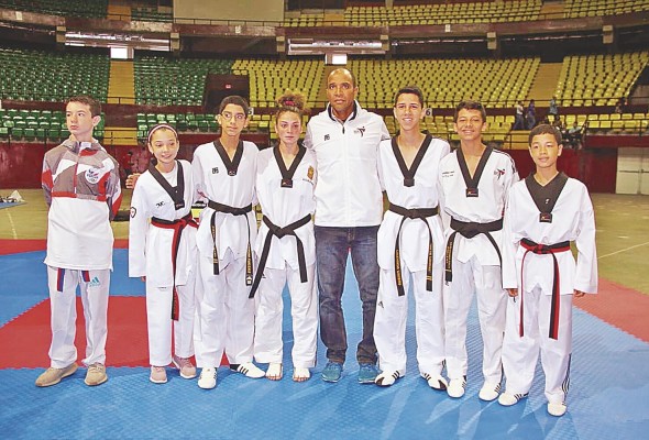 El atleta panameño obtuvo el título Campeón Nacional de Taekwondo en 1988. El atleta panameño obtuvo el título Campeón Nacional de Taekwondo en 1988.