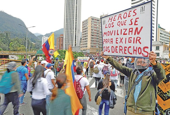 Manifestantes marchan por las calles durante una nueva jornada de protestas. Manifestantes marchan por las calles durante una nueva jornada de protestas.