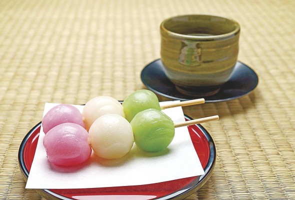 Botchan dango, pastelito de harina de arroz glutinoso Botchan dango, pastelito de harina de arroz glutinoso