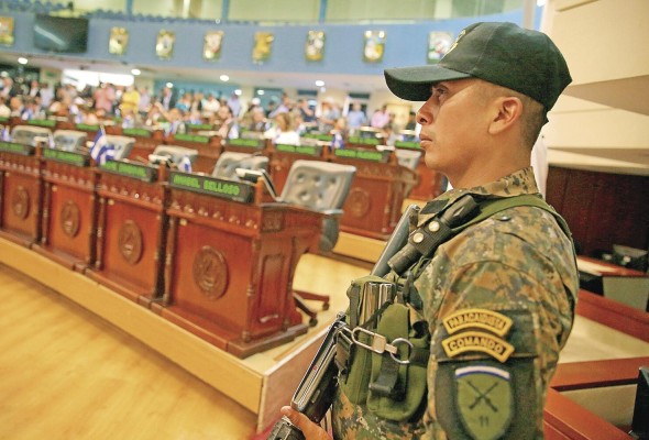 Militares en el recinto legislativo salvadoreño. Militares en el recinto legislativo salvadoreño.