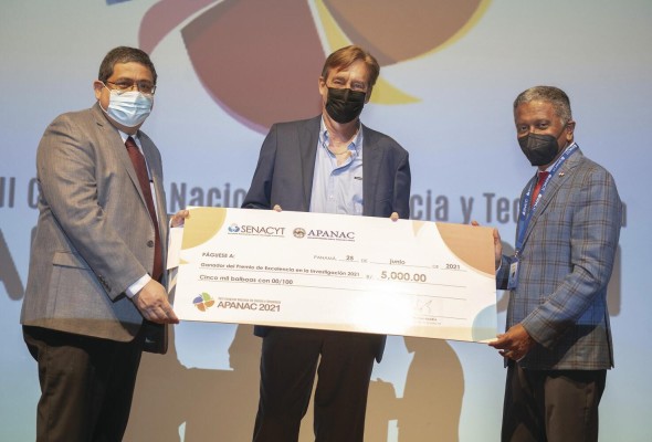 El Dr. Xavier Sáez-Llorens (centro) recibe el premio durante la décimo octava edición del Congreso Apanac. El Dr. Xavier Sáez-Llorens (centro) recibe el premio durante la décimo octava edición del Congreso Apanac.