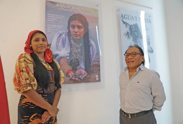El maestro Nelson Naypiler junto a la modelo de la obra, Fary Morris, de la comarca Guna Yala. El maestro Nelson Naypiler junto a la modelo de la obra, Fary Morris, de la comarca Guna Yala.