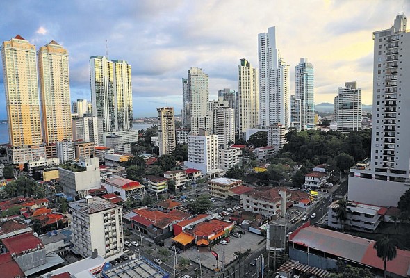 Una menor recaudación de ingresos y el aumento de los gastos es lo que contribuye al aumento de la deuda en los países. Vista panorámica de la ciudad de Panamá. Una menor recaudación de ingresos y el aumento de los gastos es lo que contribuye al aumento de la deuda en los países. Vista panorámica de la ciudad de Panamá.