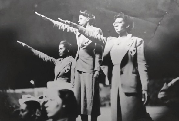 Las velocistas Dolores, Carlota y Adelina escuchan el himno nacional, tras dominar los 50 metros de los Bolivarianos de Caracas 1951. Las velocistas Dolores, Carlota y Adelina escuchan el himno nacional, tras dominar los 50 metros de los Bolivarianos de Caracas 1951.