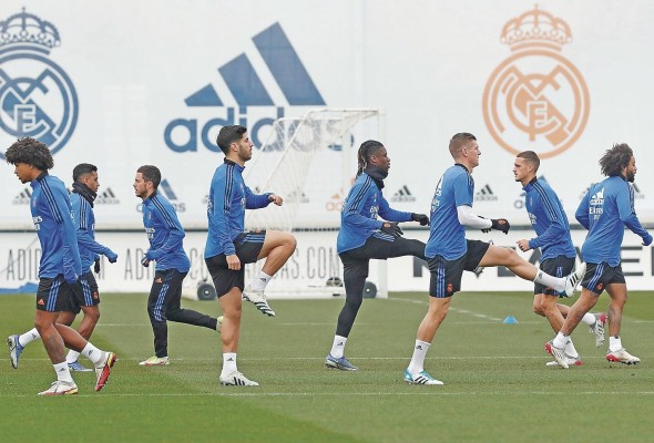El Real Madrid entrena para preparar su partido de dieciseisavos de final de la Copa del Rey de fútbol contra el Alcoyano. El Real Madrid entrena para preparar su partido de dieciseisavos de final de la Copa del Rey de fútbol contra el Alcoyano.