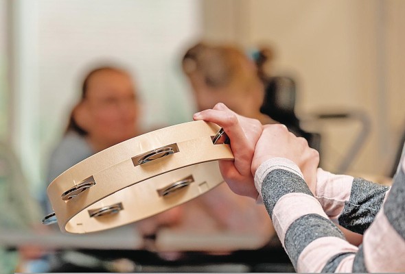 La musicoterapia es una profesión de la salud que se practica en más de 40 países del mundo. La musicoterapia es una profesión de la salud que se practica en más de 40 países del mundo.