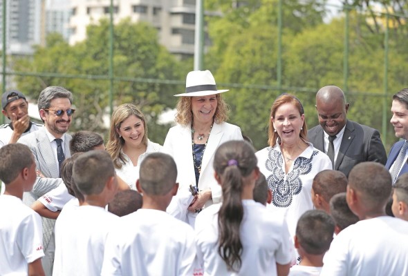 La primera dama de la República, Yazmín Colón de Cortizo, fue la anfitriona de la visita. La primera dama de la República, Yazmín Colón de Cortizo, fue la anfitriona de la visita.