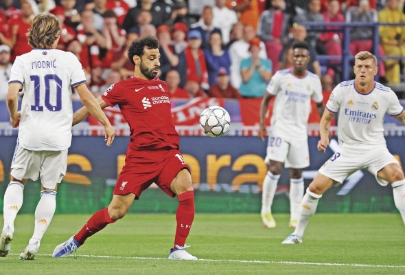 El Real Madrid y el Liverpool durante la final de la UEFA Champions League 2021-2022. El Real Madrid y el Liverpool durante la final de la UEFA Champions League 2021-2022.