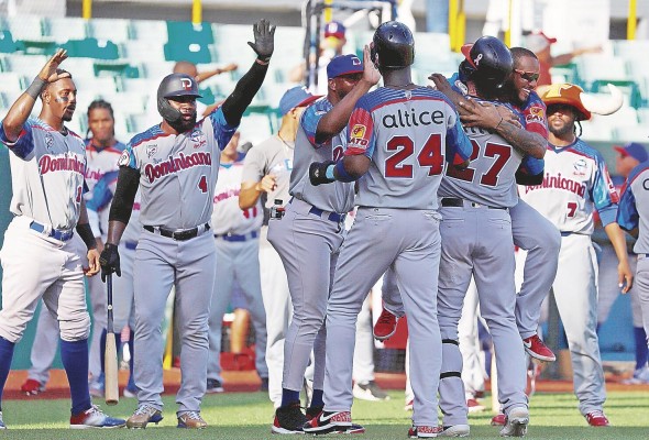 Jugadores de los Toros del Este celebran un cuadrangular en un juego de la Serie del Caribe 2020. Jugadores de los Toros del Este celebran un cuadrangular en un juego de la Serie del Caribe 2020.