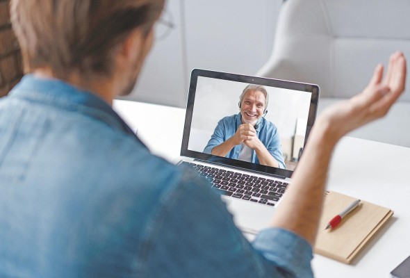 Nuestro cuerpo, a pesar de la distancia física, ha cobrado centralidad frente a las cámaras web. Nuestro cuerpo, a pesar de la distancia física, ha cobrado centralidad frente a las cámaras web.