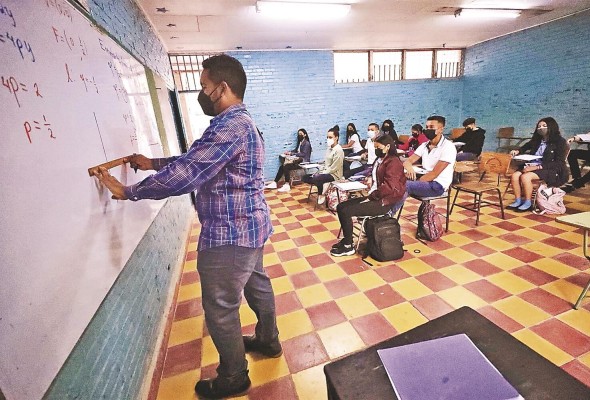 Un maestro imparte clases en un instituto de educación pública en Tegucigalpa, en una fotografía de archivo Un maestro imparte clases en un instituto de educación pública en Tegucigalpa, en una fotografía de archivo