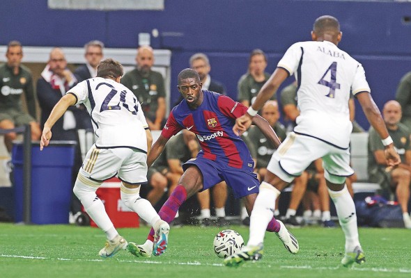 El delantero del FC Barcelona Ousmane Dembele (c) en una foto de archivo. El delantero del FC Barcelona Ousmane Dembele (c) en una foto de archivo.