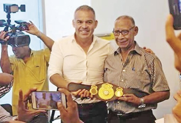 Gilberto Mendoza y Ponchas. El presidente de la AMB, Gilberto Jesús Mendoza, reconoció el trabajo profesional de 'Ponchas' Mendoza al entregarle un cinturón de la entidad. Gilberto Mendoza y Ponchas. El presidente de la AMB, Gilberto Jesús Mendoza, reconoció el trabajo profesional de 'Ponchas' Mendoza al entregarle un cinturón de la entidad.