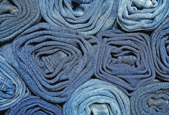 Según la Organización de las Naciones Unidas la industria textil usa más de 7,500 litros de agua para producir tan solo un par de 'jeans'. Según la Organización de las Naciones Unidas la industria textil usa más de 7,500 litros de agua para producir tan solo un par de 'jeans'.