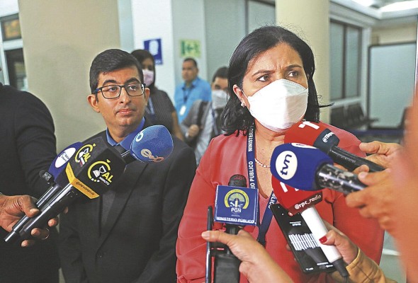 Los fiscales Anticorrupción Ruth Morcillo (der) y Mahmad Daud Hasan, a la salida de la audiencia este viernes. Los fiscales Anticorrupción Ruth Morcillo (der) y Mahmad Daud Hasan, a la salida de la audiencia este viernes.