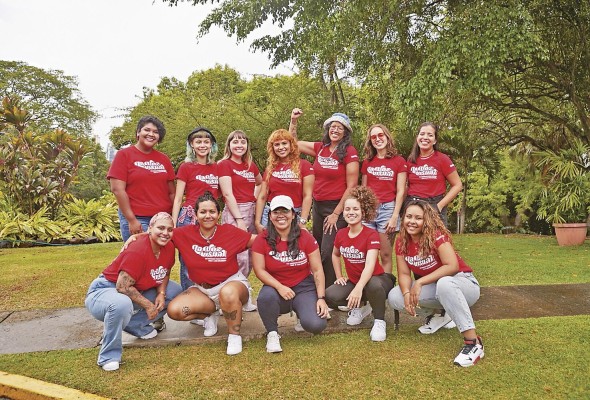 Las artistas junto a las organizadoras de 'La voz visual'. Las artistas junto a las organizadoras de 'La voz visual'.