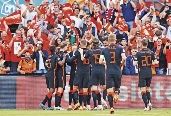 El equipo de Países Bajos celebrando uno de los goles anotados ante Gales. El equipo de Países Bajos celebrando uno de los goles anotados ante Gales.