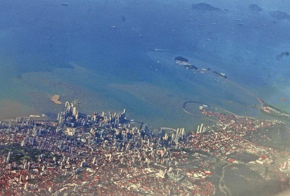 Los rascacielos en Panamá están estrechamente ligados a la imagen del país como Centro Financiero Internacional. Tan notable es esta relación, que al hacer una búsqueda en Google Images con las palabras 'Panamá Centro financiero' las imágenes que destacan son las del Canal, pero en mayor número las imágenes del 'skyline' de la ciudad con sus rascacielos. Los rascacielos en Panamá están estrechamente ligados a la imagen del país como Centro Financiero Internacional. Tan notable es esta relación, que al hacer una búsqueda en Google Images con las palabras 'Panamá Centro financiero' las imágenes que destacan son las del Canal, pero en mayor número las imágenes del 'skyline' de la ciudad con sus rascacielos.