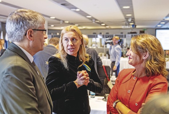 El secretario de Estado alemán de Acción Climática, Sven Giegold; la comisaria europea para la Energía, Kadri Simson, y la ministra española para la Transición Ecológica, Teresa Ribera El secretario de Estado alemán de Acción Climática, Sven Giegold; la comisaria europea para la Energía, Kadri Simson, y la ministra española para la Transición Ecológica, Teresa Ribera