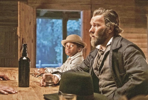 Joel Edgerton y Chase W. Dillon interpretan a Ridgeway y Homer. Joel Edgerton y Chase W. Dillon interpretan a Ridgeway y Homer.