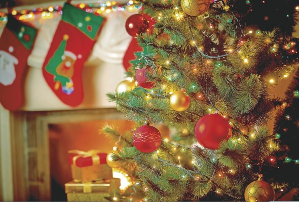 Las tradiciones navideñas en América Latina tiene su origen en la colonización de Portugal y España, quienes trajeron consigo sus tradiciones religiosas Las tradiciones navideñas en América Latina tiene su origen en la colonización de Portugal y España, quienes trajeron consigo sus tradiciones religiosas