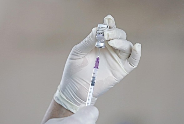 Un empleado de la salud sostiene una vacuna de Pfizer- BioNTech Comirnaty. Un empleado de la salud sostiene una vacuna de Pfizer- BioNTech Comirnaty.