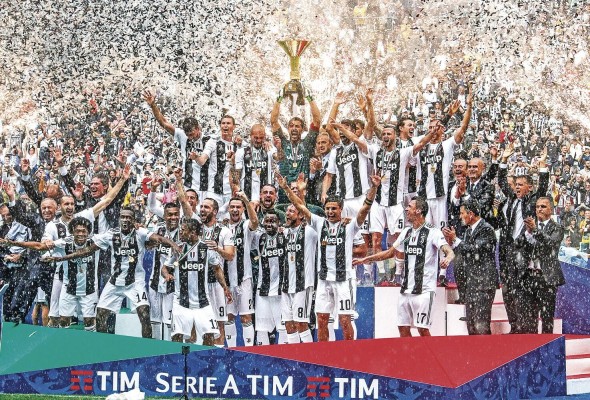 Los dirigentes juventinos parecen inclinados a deshacerse de varios jugadores que conforman la plantilla más cara de Italia. Los dirigentes juventinos parecen inclinados a deshacerse de varios jugadores que conforman la plantilla más cara de Italia.
