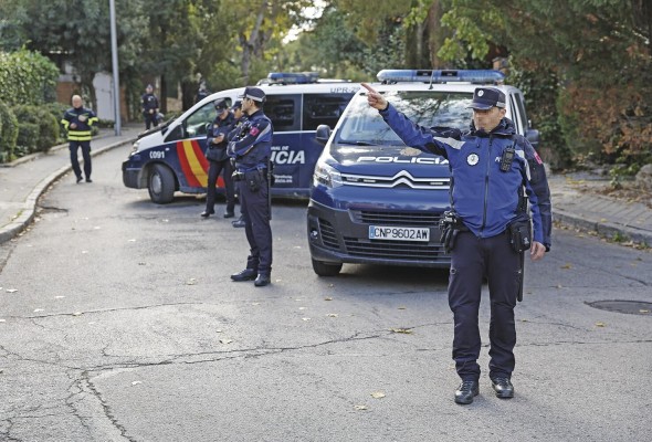 La Policía Nacional española en la entrada de la Embajada de Ucrania, en Madrid, donde un empleado de la misión diplomática resultó herido después de que explotara una carta bomba. La Policía Nacional española en la entrada de la Embajada de Ucrania, en Madrid, donde un empleado de la misión diplomática resultó herido después de que explotara una carta bomba.