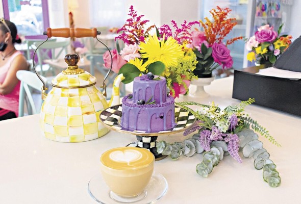 Nada como un delicioso cake acompañado de café o té Nada como un delicioso cake acompañado de café o té