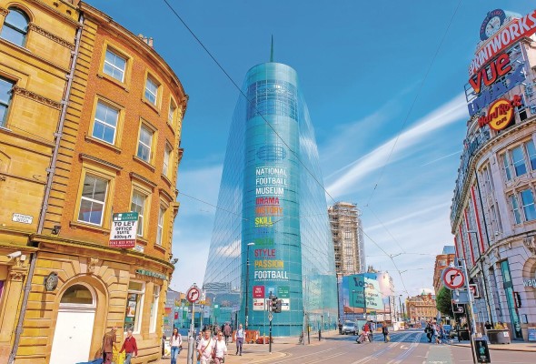 National Football Museum, ubicado en el centro de Manchester, Inglaterra, es un moderno y extenso museo considerado y promocionado como “el hogar del fútbol inglés”. National Football Museum, ubicado en el centro de Manchester, Inglaterra, es un moderno y extenso museo considerado y promocionado como “el hogar del fútbol inglés”.
