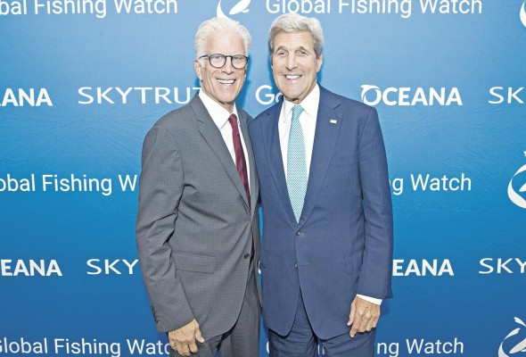 Ted Danson y John Kerry en el lanzamiento del Global Fishing Watch durante la conferencia Our Ocean en Washington, DC en 2016. Ted Danson y John Kerry en el lanzamiento del Global Fishing Watch durante la conferencia Our Ocean en Washington, DC en 2016.