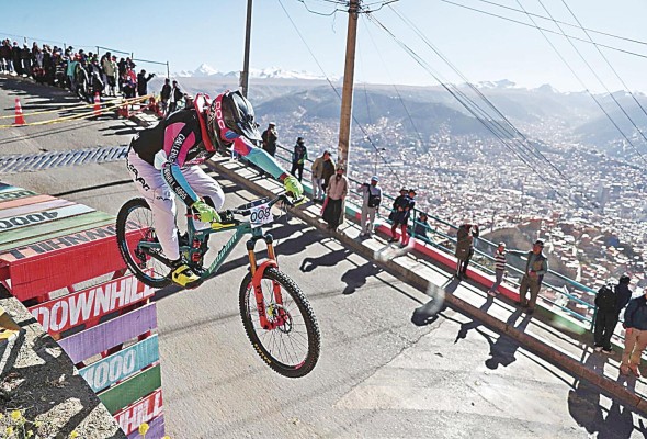 Un ciclista recorre el descenso “downhill 400” este 21 de mayo de 2023, en La Paz (Bolivia). Un ciclista recorre el descenso “downhill 400” este 21 de mayo de 2023, en La Paz (Bolivia).
