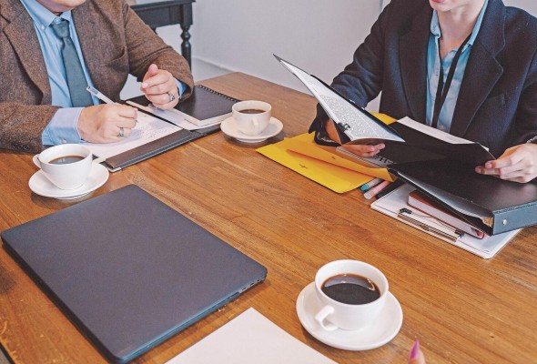 Si el negocio que planteas iniciar no parece interferir en su esfera de actividades, hasta los empresarios establecidos se sentirán felices de compartir contigo algunas de sus experiencias. Si el negocio que planteas iniciar no parece interferir en su esfera de actividades, hasta los empresarios establecidos se sentirán felices de compartir contigo algunas de sus experiencias.