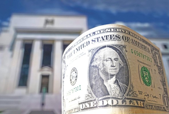 La Fed lleva a cabo la política monetaria de Estados Unidos para lograr el máximo empleo y precios estables. La Fed lleva a cabo la política monetaria de Estados Unidos para lograr el máximo empleo y precios estables.
