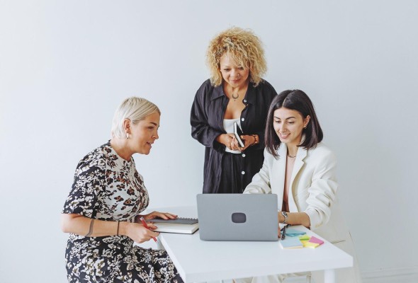 Las capacitaciones no tienen que ser aburridas. Son espacios donde se puede lograr una experiencia mucho más positiva en las personas que participan de ellas. Las capacitaciones no tienen que ser aburridas. Son espacios donde se puede lograr una experiencia mucho más positiva en las personas que participan de ellas.